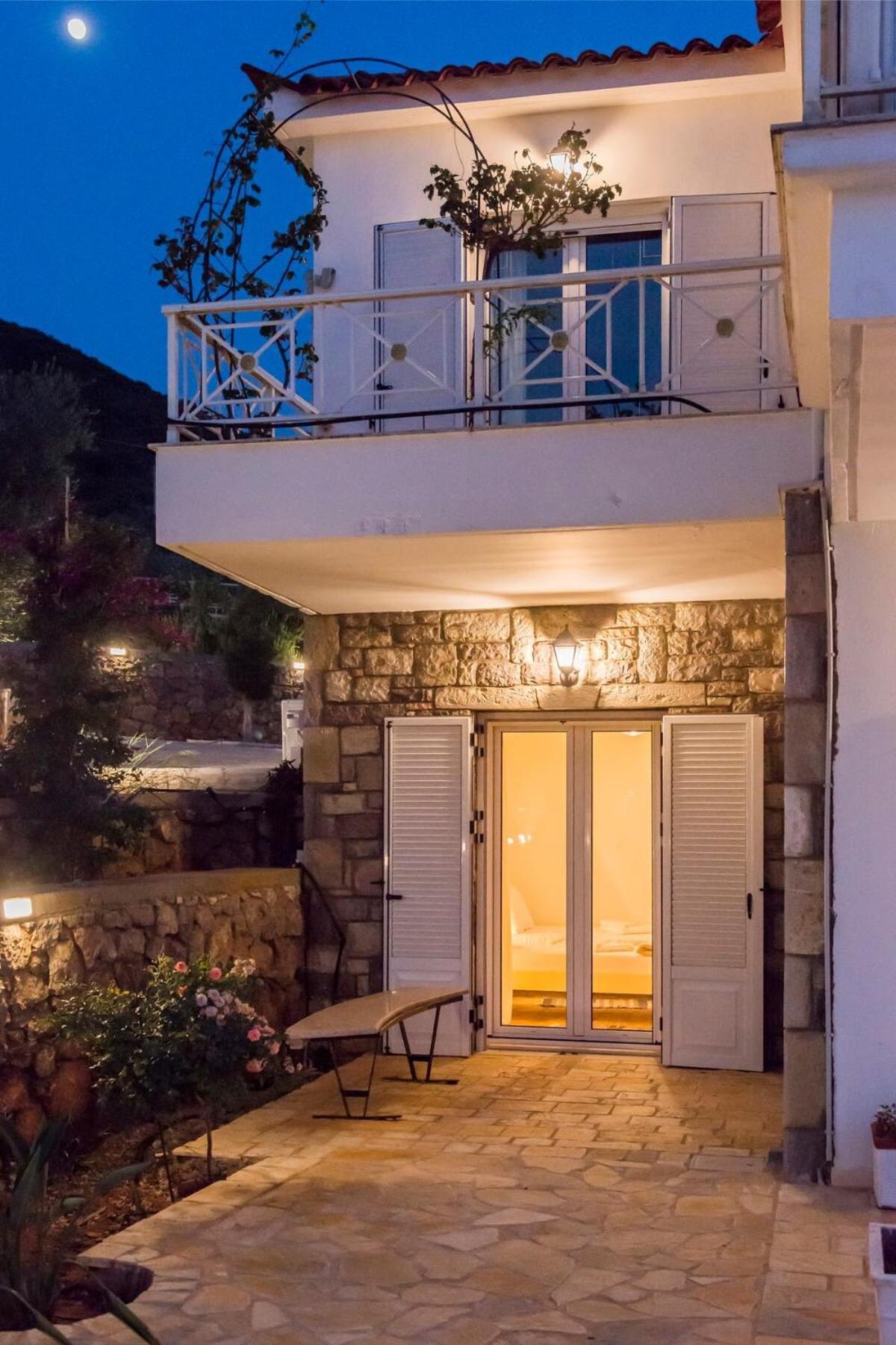 Villa Needa'S - Emotions House Crystal Pool Mikrá Mandínia Exterior foto